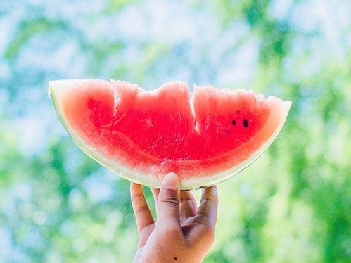 夏天吃瓜拍照,定格甜蜜时光