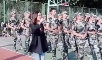 女生军训吃瓜视频,女生宿舍里的欢乐时光